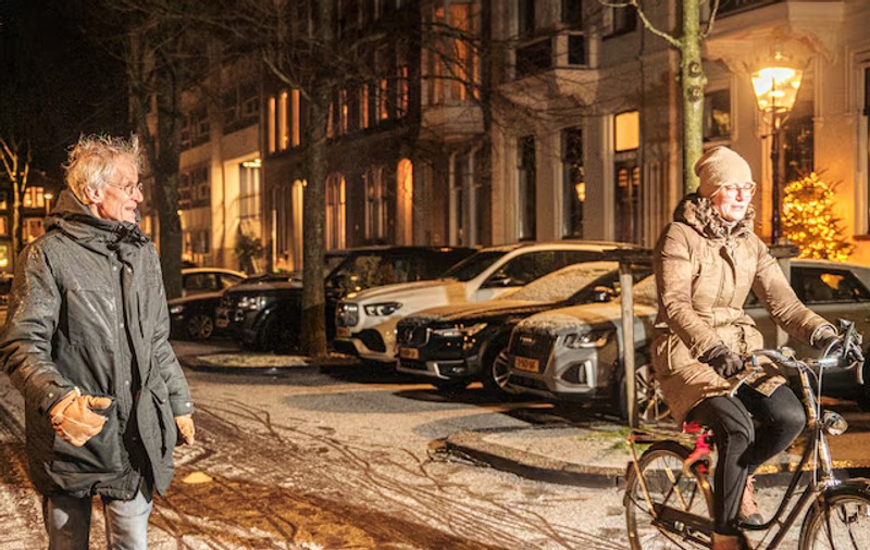 O româncă învață să meargă pe bicicletă în Amsterdam cu un instructor de la Uniunea Bicicliștilor: „Ca regina, cu spatele drept și apoi ridică mâna”