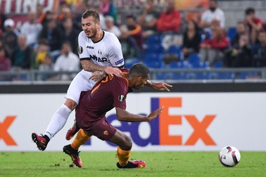 epa05562729 Roma's defender Juan Jesus (R) and Astra's forward Denis Alibec (L) in action during the UEFA Europa League soccer match between AS Roma and FC Astra Giurgiu at Olimpico stadium in Rome, Italy, 29 September 2016. EPA/ALESSANDRO DI MEO