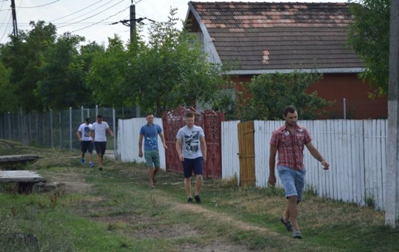 Tatăl fetei violate din Văleni face mărturisiri: "I-au dat fetei mele o şacoşă cu bani, ca să-şi retragă plângerea" 