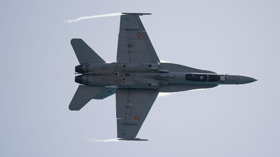 Un avion de vânătoare F-18 efectuează o demonstrație aeriană în cadrul Spectacolului Aerian Internațional Torre del Mar 2024, organizat pe plajă