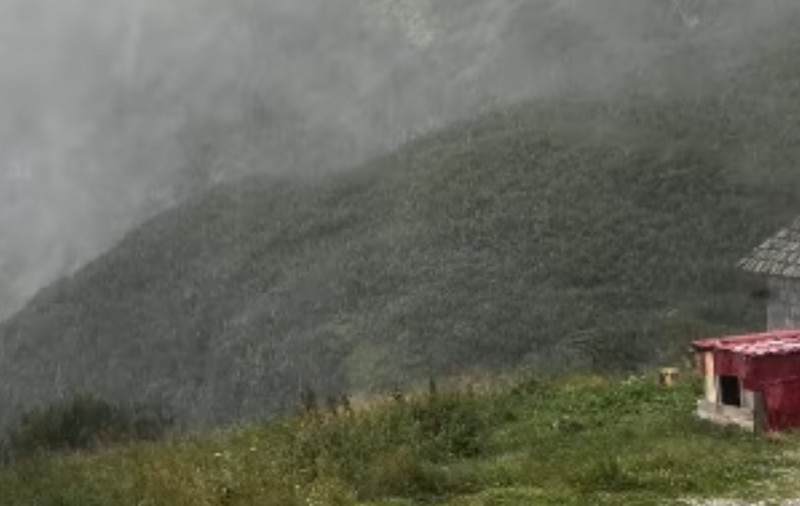 Ninge în Munții Rodnei din Maramureș, în toiul verii. Imagini cu zăpada neobișnuită din luna august