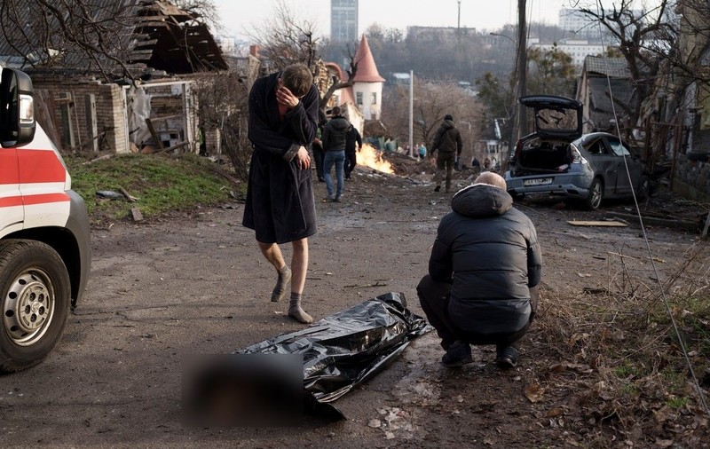 Imagine din Kievul bombardat de ruși în ajun de An Nou, cu un ucrainean care își plânge soția ucisă