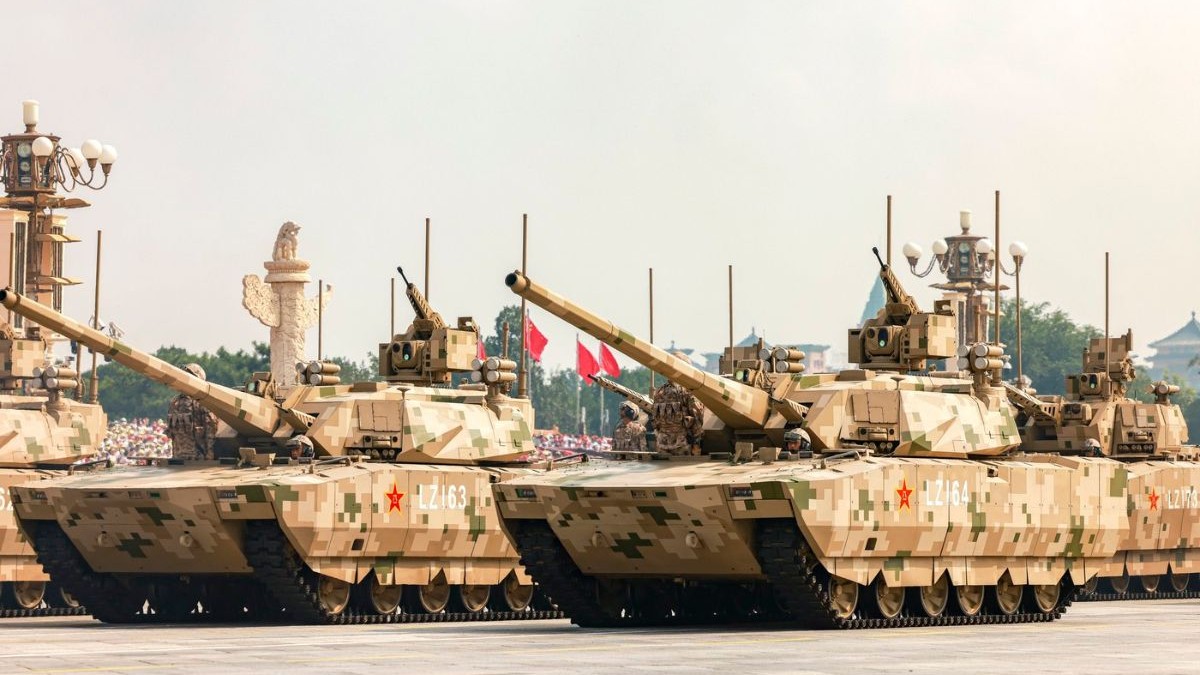 Tancurile de tip 100 ale formației de asalt terestru, inspectate în timpul paradei militare de Ziua Victoriei, pe 3 septembrie 2025, la Beijing, China.