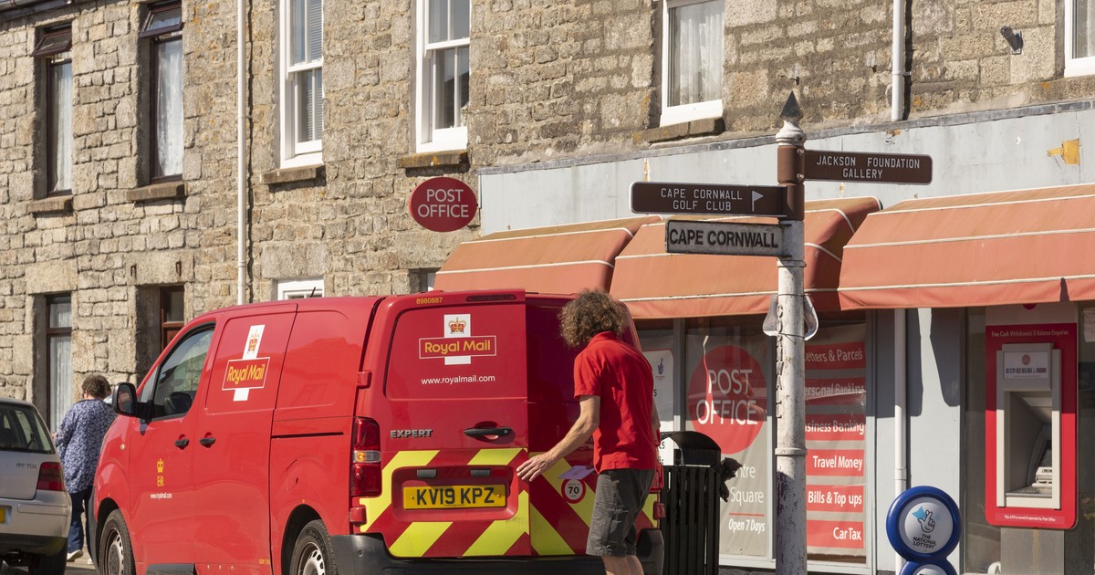 Royal Mail și poștaș care lucrează în Marea Britanie.