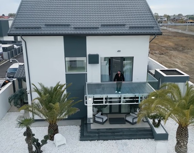 Imagini cu casa din Domnești în care locuiește Dorian Popa. Artistul a renovat-o complet