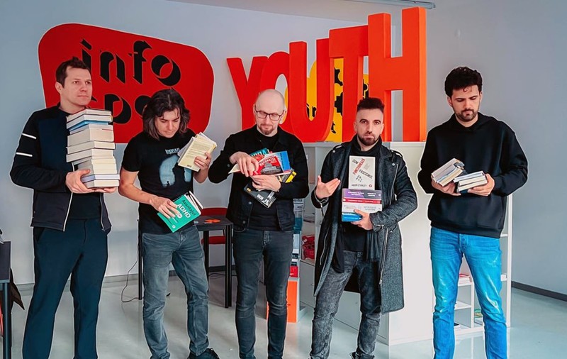byron, prima trupă din România care creează o bibliotecă pentru tineri. Dan Byron: „Sistemul de educație din România nu dezvoltă gustul pentru lectură”
