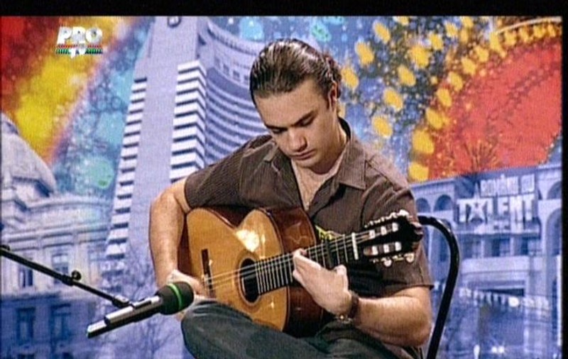 El este latin-loverul căruia i-au au mers degetele strună la chitară, la "Românii au talent" 