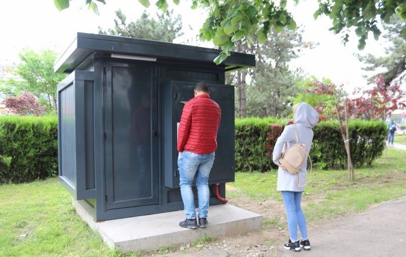 Toaletele ”puplice” din Galați ”aceptă bagnote”, dar nu funcționează