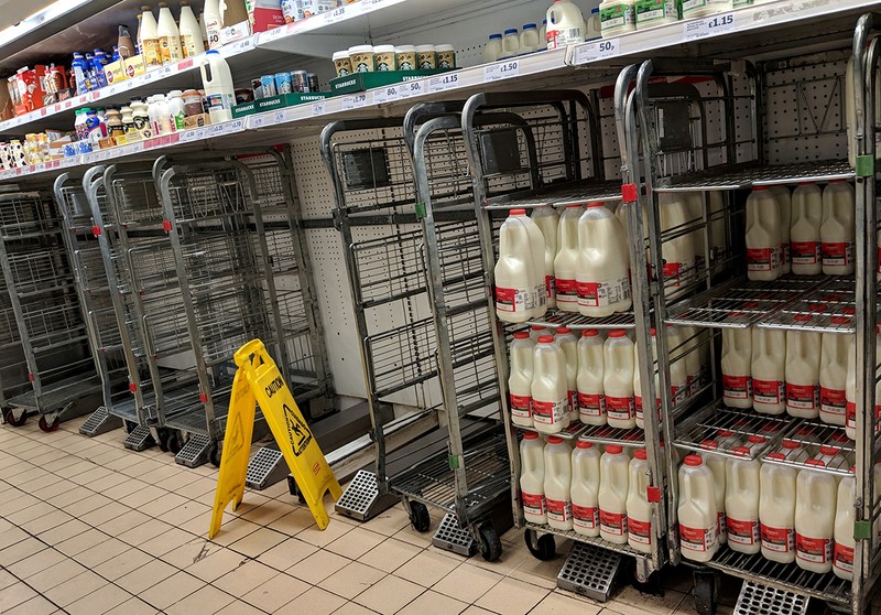Lipsa ambalajelor pentru lapte a dus la o aprovizionare dificilă a supermarketurilor cu acest produs | Foto: Profimedia