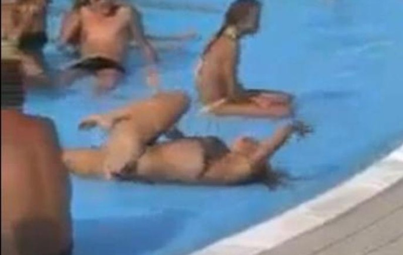 FAZA VERII la PISCINĂ: BLONDA ÎN CĂLDURI LA APA MICĂ. Bărbaţii vor să intervină, dar habar n-au cum | VIDEO