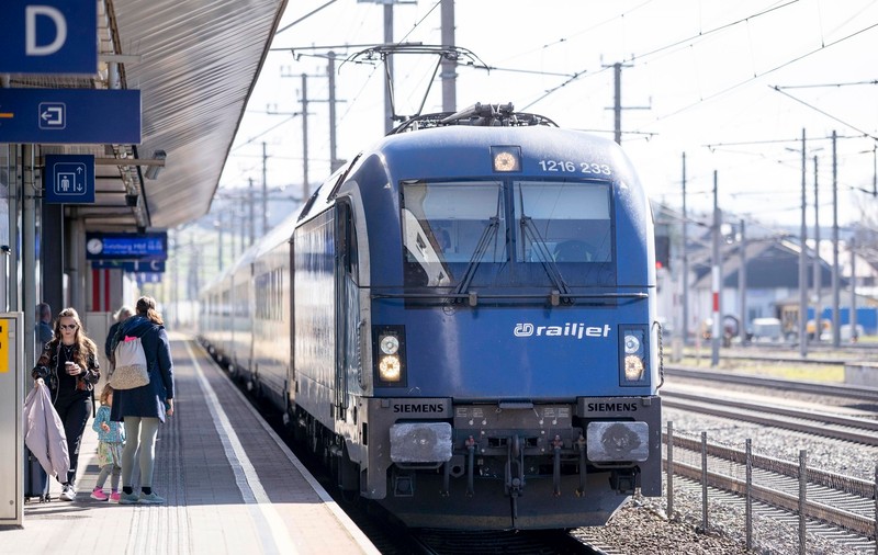 Un român a vrut să fure un tren de pasageri, dar n-a știut să pornească locomotiva, într-o gară din Austria