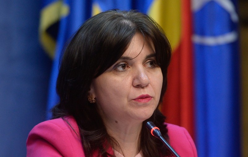 Moţiune simplă împotriva ministrului Educaţiei, depusă în Parlament. Se cere demiterea Monicăi Anisie, pentru "haosul" din învăţământ