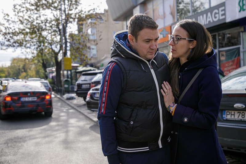 Elena și Adrian, îngândurați după ce au ieșit din clinica Neuroaxis din București. Foto: Eli Driu