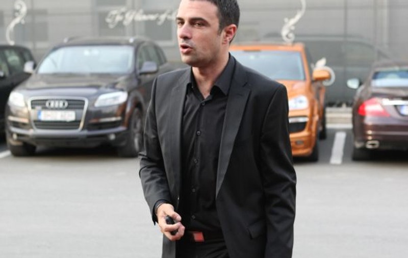 Cornel Ilie lansează o nouă modă? Cu şireturile desfăcute la un eveniment monden! | FOTO