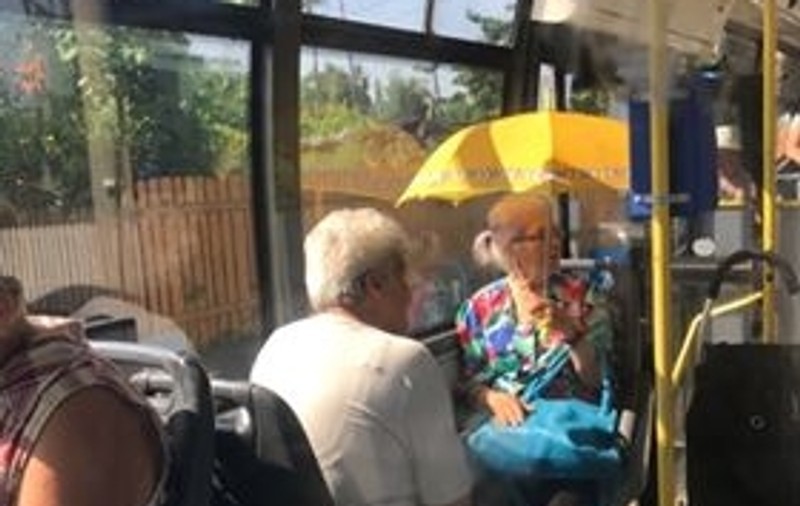 Cu umbrela în autobuz! În ce oraș din România au fost surprinse aceste imagini