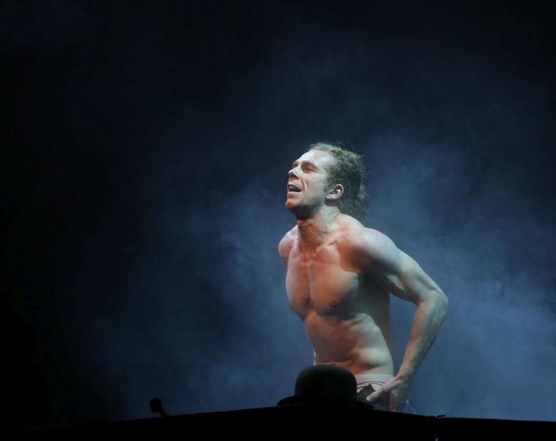 Băiatul teribil al teatrului românesc și-a serbat ziua pe scenă! Actorul Lari Giorgescu a avut parte de o aniversare-surpriză în turneu la Cluj