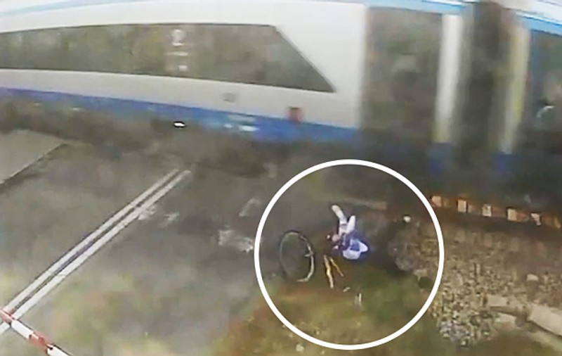 Noroc incredibil pentru un biciclist. Ce s-a întâmplat după ce a fost lovit în plin de tren | VIDEO