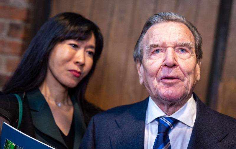 Gerhard Schröder a fost primit cu aplauze la un supermarket din Moscova, după ce a fost numit în consiliul de supraveghere al lanțului rusesc. Foto: Hepta
