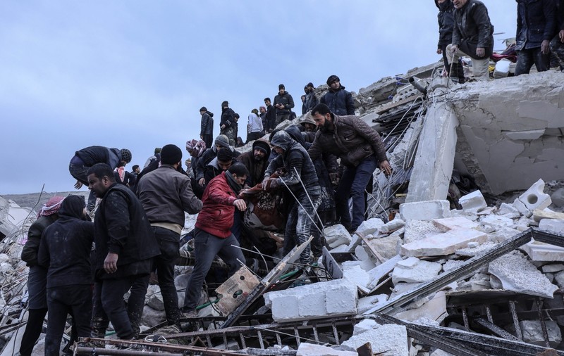 Lacrimile unui tată din Siria care și-a pierdut copilul în urma cutremurului: „Inima mea sângerează. Aș fi vrut să fi murit în locul lui”