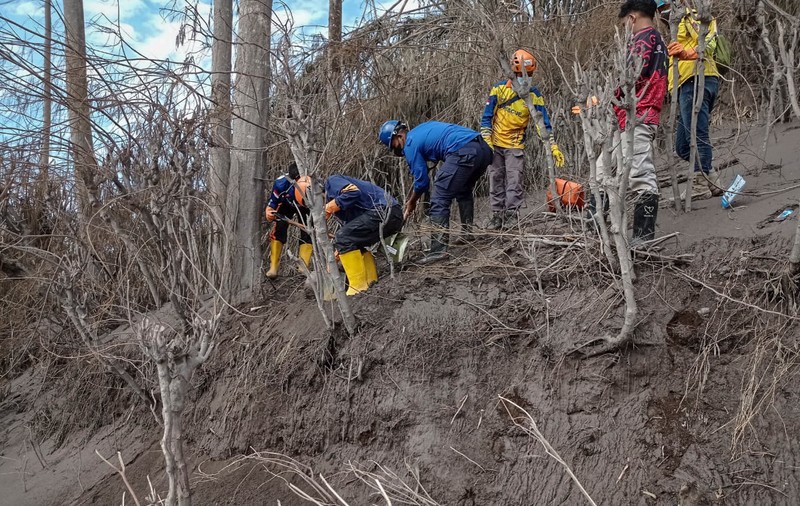 Crește bilanțul victimelor, după erupția vulcanului Semeru din Indonezia: 34 de morți, 22 de dispăruți. Căutările continuă