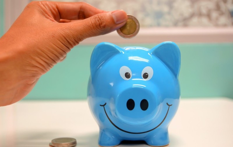 Vrei să economiseşti mai mult ? Iată câteva sfaturi simple ca să ai mai mulţi bani în portofel