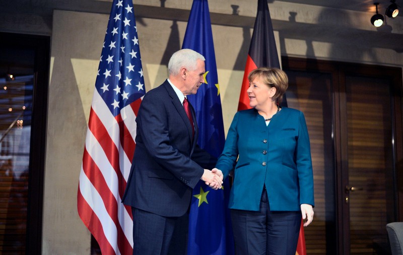 Vicepreşedintele american Mike Pence: SUA susţin ferm NATO şi rămân alături de Europa