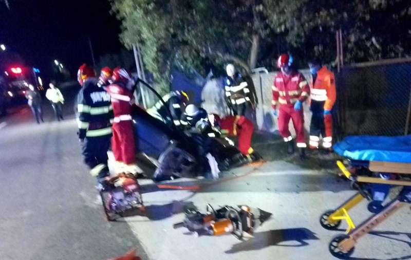 Accident grav în județul Vâlcea. Un bărbat a murit, iar un copil de trei ani este în stare critică