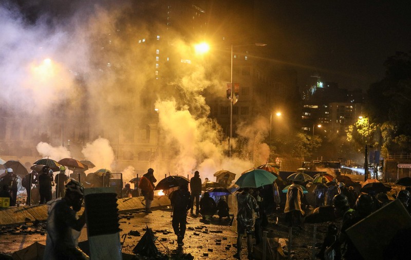 Un polițist a fost rănit de o săgeată în timpul confruntărilor cu manifestanții, în Hong Kong / FOTO