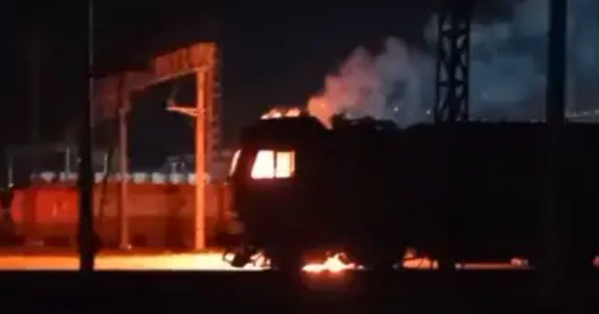 O locomotivă este în flăcări, pe timp de noapte într-o gară din Rusia, mai 2026