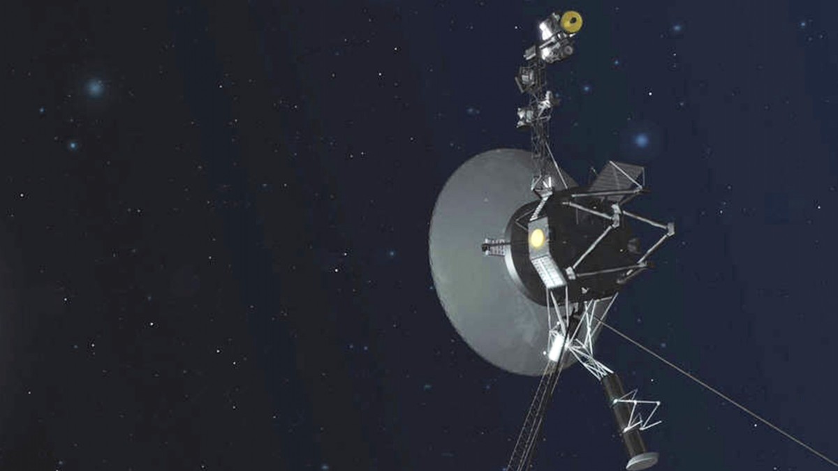 Reprezentare grafică cu sona Voyager 1 a NASA, „hoinărind” prin spațiul cosmic.