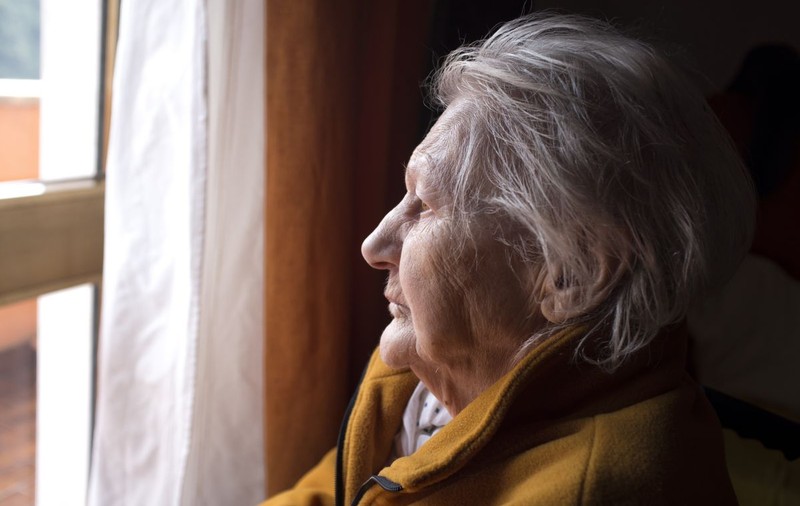 Avocatul Poporului cere autorităţilor să dea asigurări că persoanele de peste 65 de ani nu vor fi îndepărtate din familiile şi din locuinţele lor