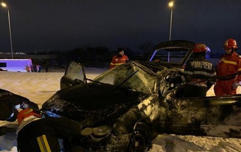 Accident cu patru răniți în Brașov. Mașina s-a oprit în mijlocul unui sens giratoriu