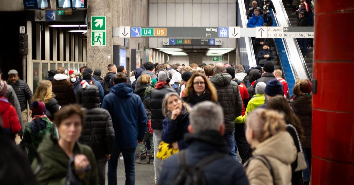 Stație de metrou din Munchen plină de oameni după un meci al lui Bayern