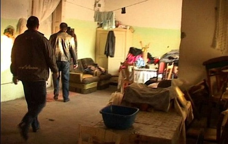Ziua le trimiteau la cerşit, noaptea le obligau să se prostitueze