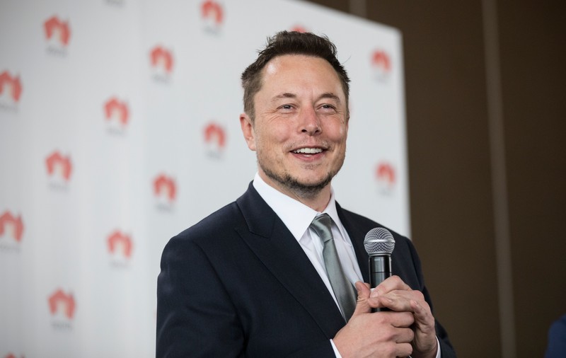VIDEO | Elon Musk a fumat ”iarbă” în direct la radio