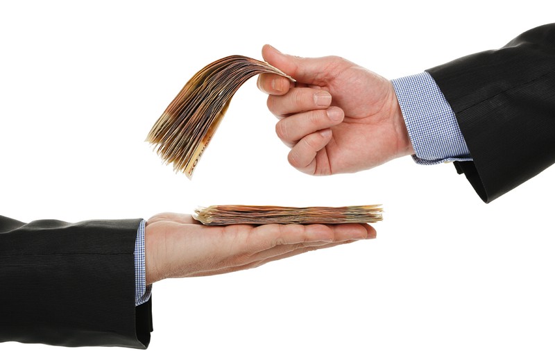 Sindicatele și patronatele au bătut palma! Creşte salariul minim, dar plătim şi taxe, şi amenzi mai mari