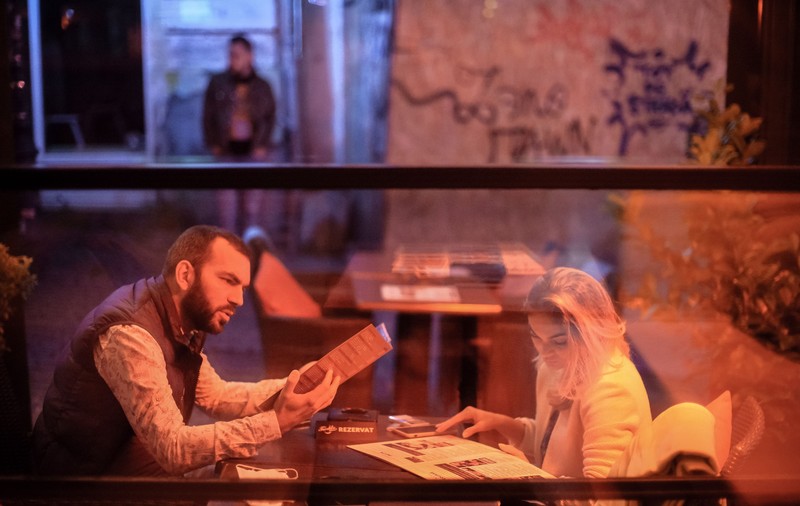 Măsuri de relaxare, de astăzi, în București. Restaurantele, cafenelele și teatrele se redeschid după trei luni