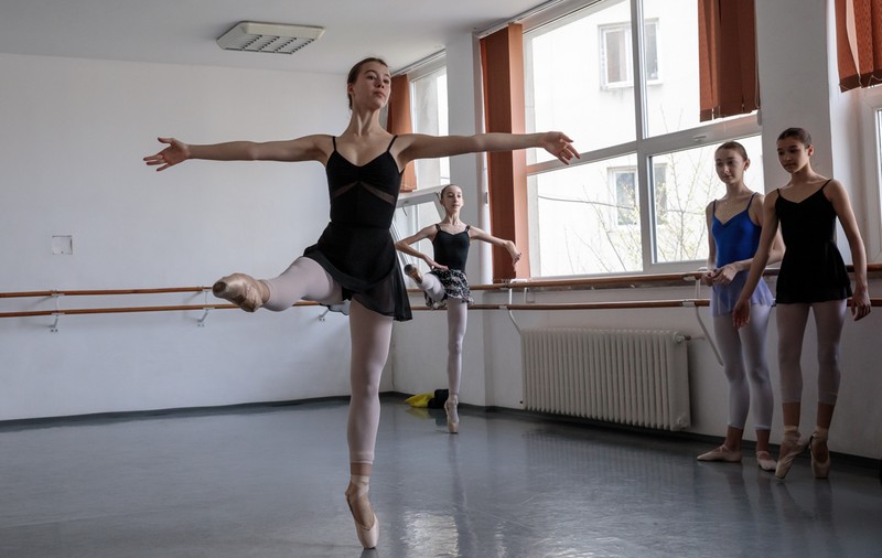 Povestea elevilor din Ucraina care învață arta dansului la un liceu din București: „Poți să dai și din mâini, ei înțeleg ceea ce vrei să spui”