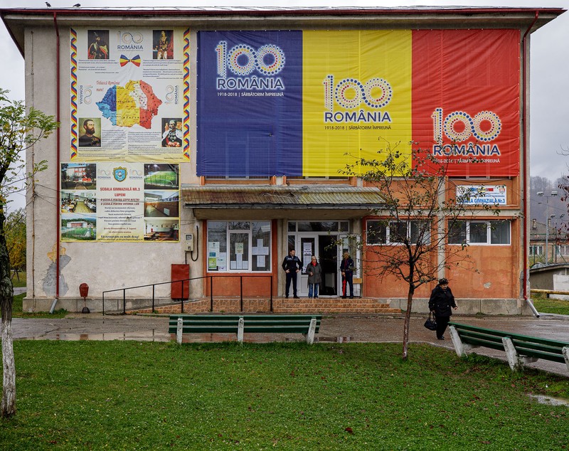 Oamenii din Lupeni au votat în cârje, supărați, fără speranță că le va fi mai bine. “Ăștia-s politicieni? Toți vor să ajungă la putere ca să își bată joc de fiecare!”