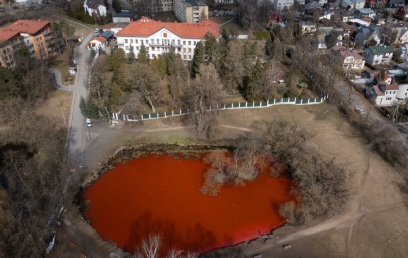 Lac „de sânge” în fața Ambasadei Rusiei din Lituania. Protestul vine după masacrul din Bucha