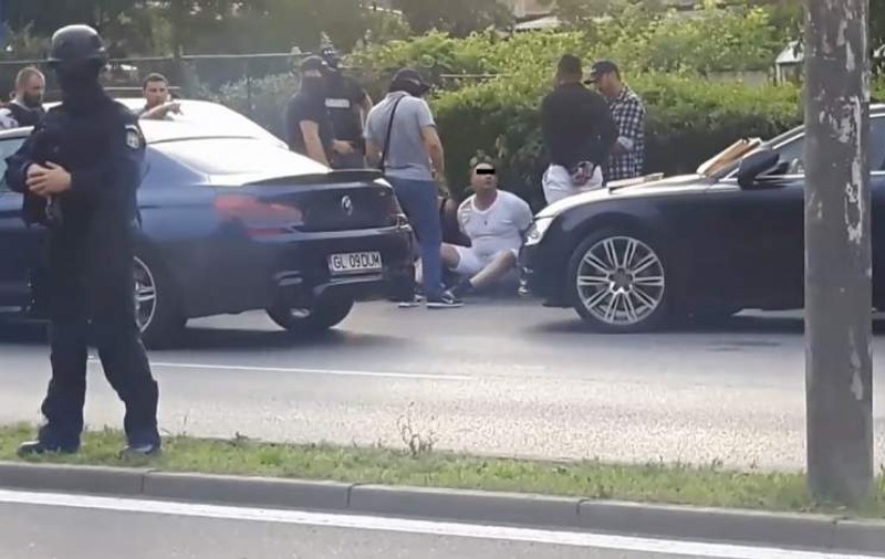 Interlopi ridicați de mascați, în plină stradă, la Deva. Intervenția a fost transmisă live pe Facebook / VIDEO