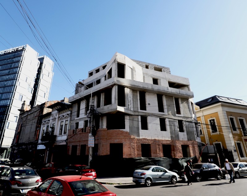 ORAȘELE FĂRĂ SPAȚII VERZI. Fiecare bucureștean respiră oxigenul din mai puțin de un copac, dar aproape fiecare are o mașină. De unde poate veni salvarea 