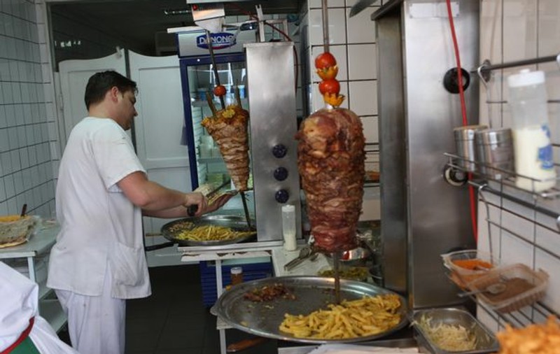 Zilnic, bucureştenii mănâncă 25.000 de shaorme. Vezi cât dau anual locuitorii Capitalei pe acest tip de mâncare!