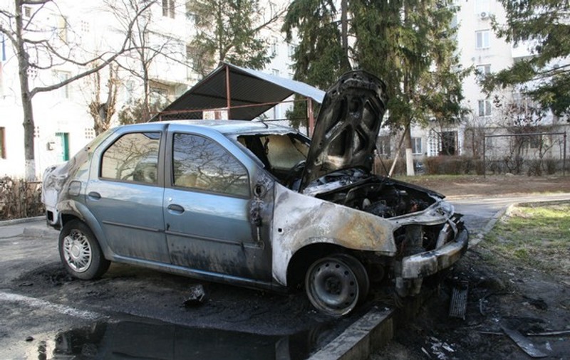 HALUCINANT! Motivul pentru care un bărbat a incendiat o maşină