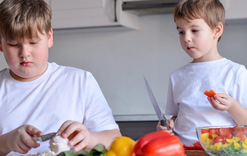 Copiii cu exces de greutate i-au depășit pe cei subnutriți. Medicii dau consultații gratuite pe plajele din România, unde 1 din 4 copii este supraponderal