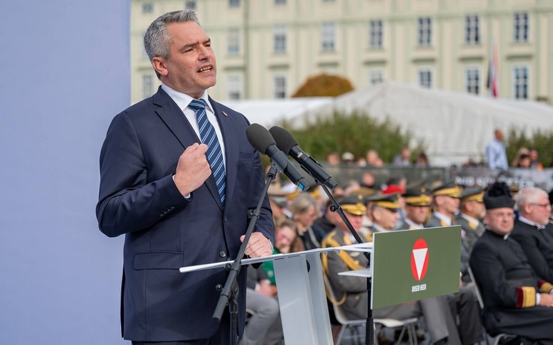 20231026 Nationalfeiertag 2023 Angelobung von RekrutInnen WIEN, OESTERREICH - 26. OKTOBER: Oesterreichischer Bundeskanzler Karl Nehammer OeVP waehrend seiner Rede bei der Angelobung der Rekrutinnen und Rekruten anlaesslich der offiziellen Feierlichkeiten am Nationalfeiertag 2023 am Wiener Heldenplatz am 26. Oktober 2023in Wien, Oesterreich. 231026_SEPA_17_078 Copyright: xIsabellexOuvrardx SEPAxMedia,Image: 817101901, License: Rights-managed, Restrictions: imago is entitled to issue a simple usage license at the time of provision. Personality and trademark rights as well as copyright laws regarding art-works shown must be observed. Commercial use at your own risk., Credit images as "Profimedia/ IMAGO", Model Release: no