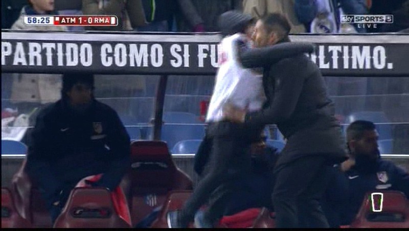 Momentul în care Giuliano Simeone sare în braţele tatălui său, Diego, pentru a celebra primul gol marcat de Atletico Madrid în poarta lui Real Madrid (2-0)