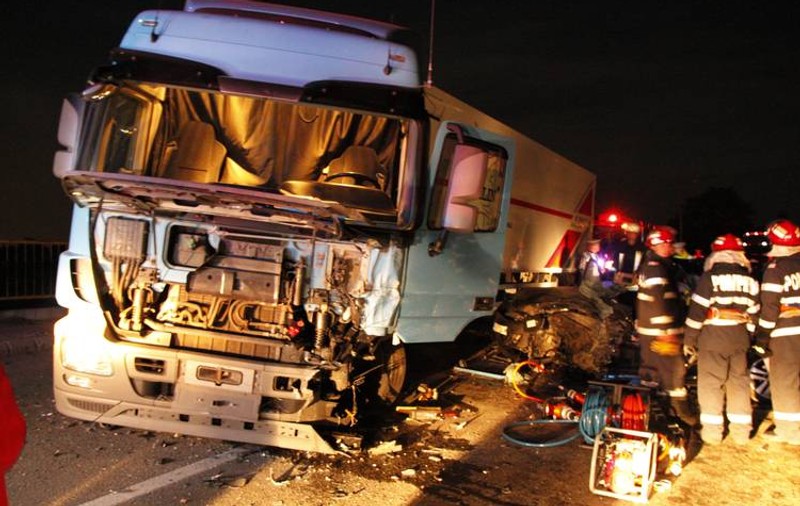 RAVAGIE pe o șosea din Vâlcea! Un șofer beat care conducea un TIR a distrus două mașini și a băgat doi copii în spital