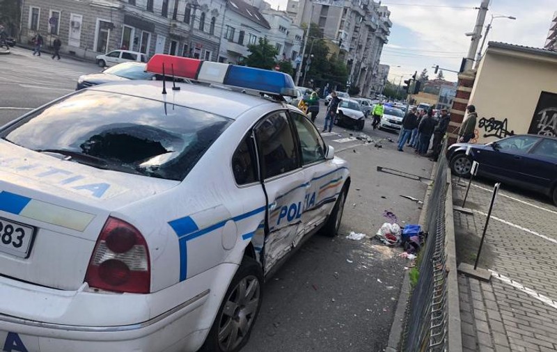 O mașină de Poliţie din Cluj, aflată în misiune, a lovit o femeie. Un șofer neatent a proiectat autospeciala pe trotuar
