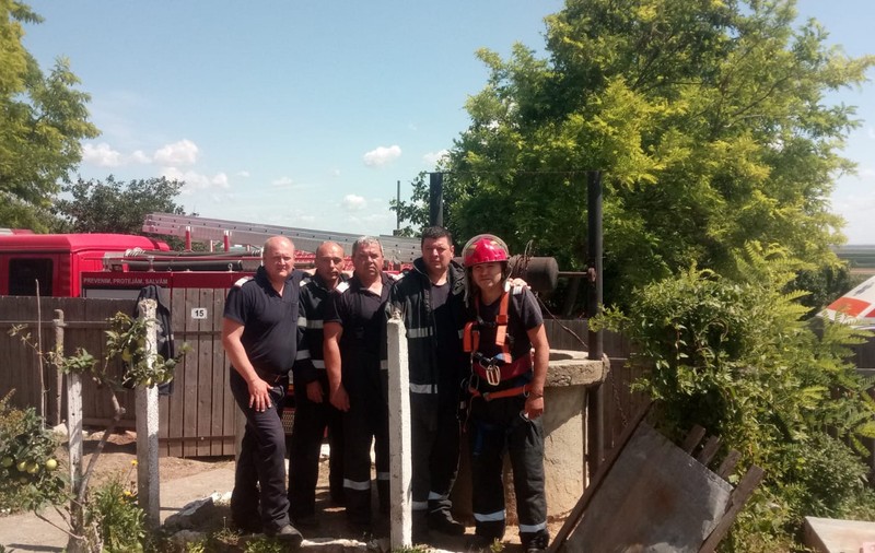 Femeie din Tulcea căzută într-o fântână, salvată de pompieri într-o misiune contracronometru |VIDEO